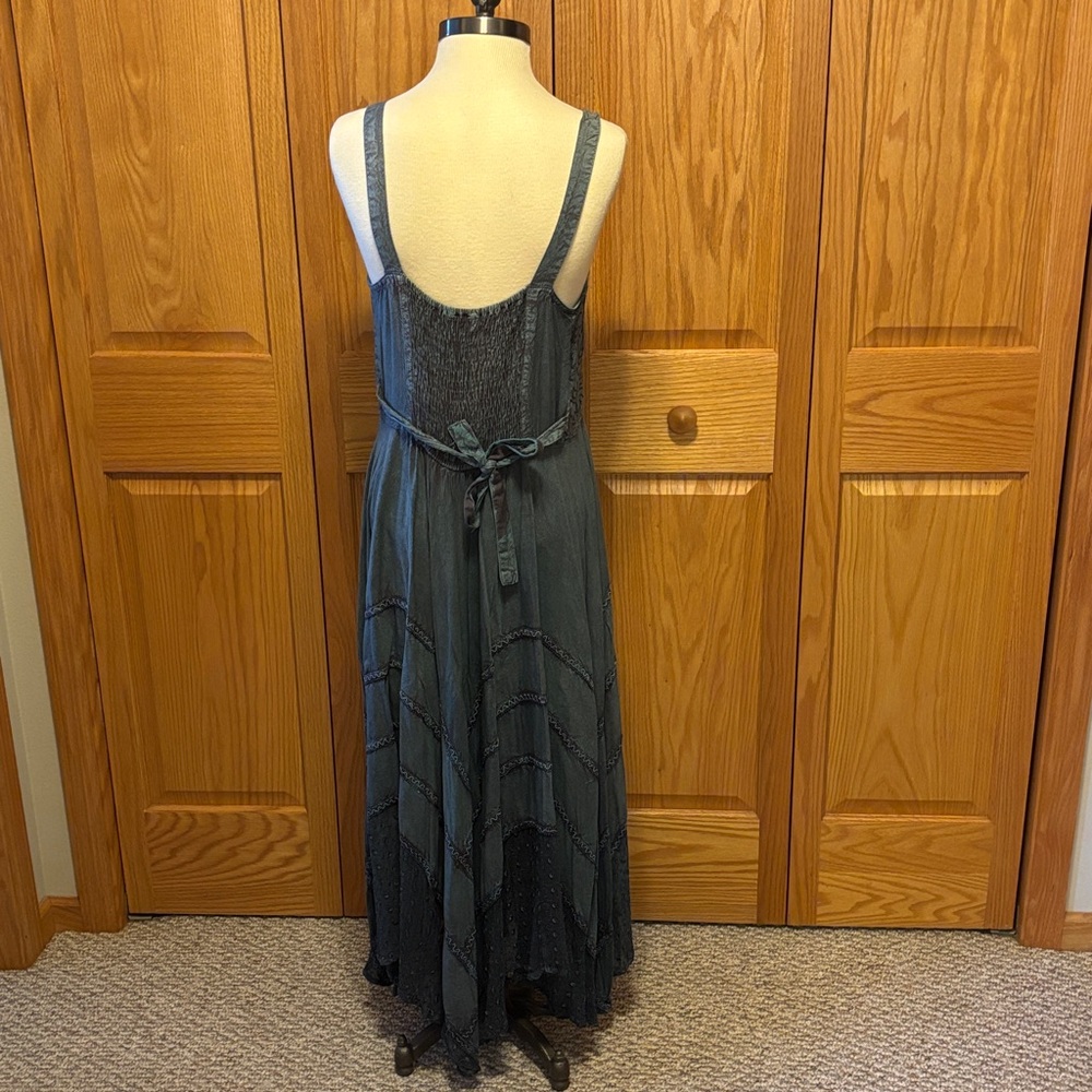 Sleeveless Blue Maxi Dress with Lace Bodice - Picture 3 of 8